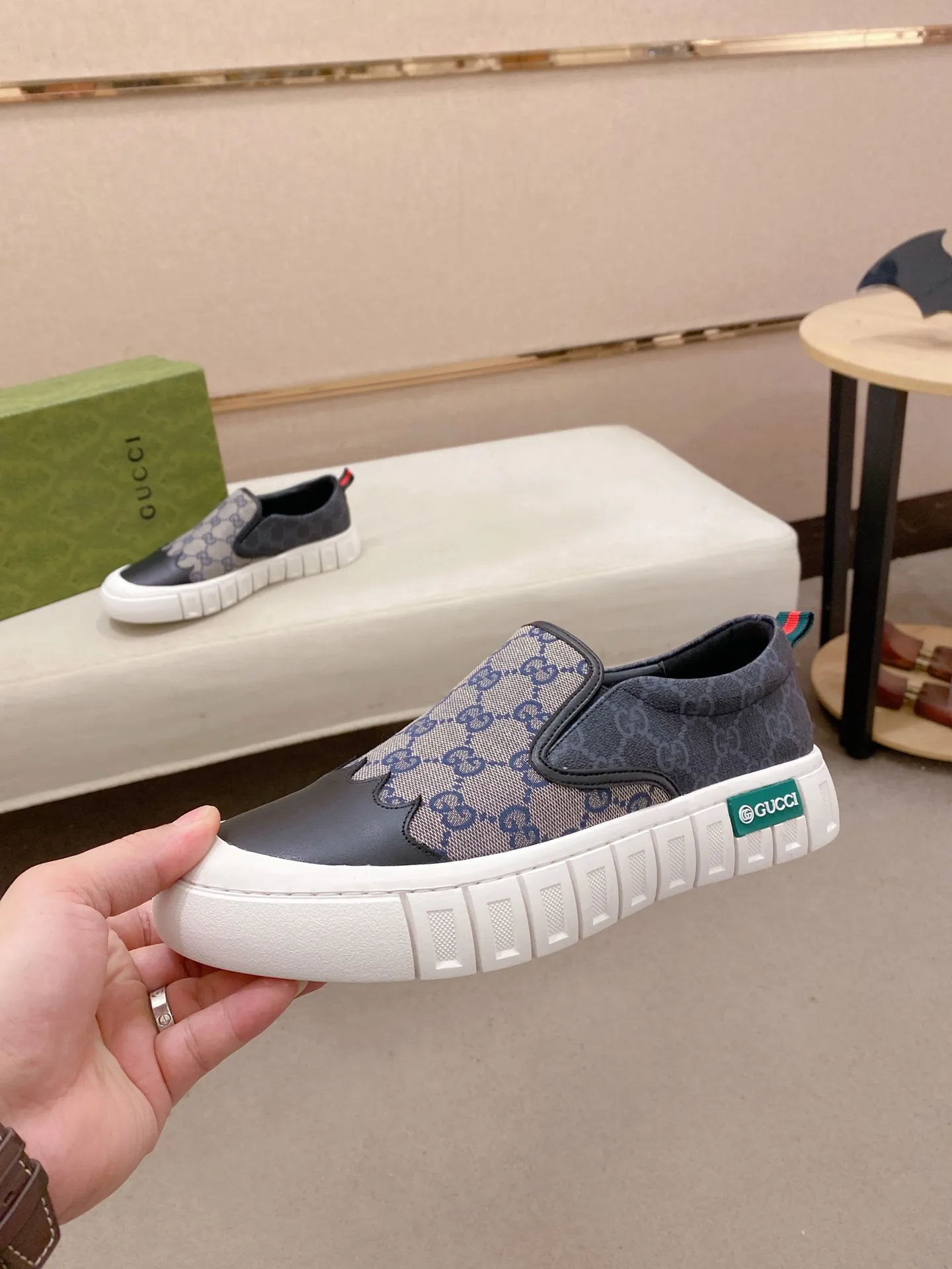 Factory price: 400💰 (GUCCI) The latest model from the official website 🎁🎁Casual and fashionable men's shoes👟, hot style💥The version is simple and elegant, exclusive for trendy men. Unique latest brand elements from the official website👑Original decoration, fashionable and generous, the fabric is original cowhide ✅Sheepskin lining, the official website specifies wear-resistant casual outsole, the classic model is taken in kind at the counter🎬38-44 (45 is not returned or exchanged when customized)
